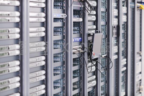 網絡服務器室中的數據庫與計算機網絡服務