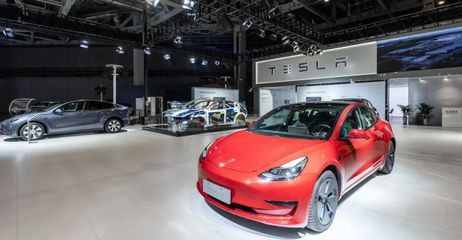 進(jìn)博的熱度上海的溫度 | 拆解版特斯拉亮相，上海超級(jí)工廠“搬”上展臺(tái)，數(shù)據(jù)與網(wǎng)絡(luò)服務(wù)成焦點(diǎn)